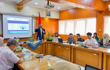 Transformasi Sosial di Era Digital dari Kacamata Historis di FIS UNP oleh Prof. Ersis Warmansyah Abbas