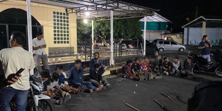 Belasan Anggota Genk Motor Ditangkap Karena Dugaan Pembakaran dan Pengeroyokan