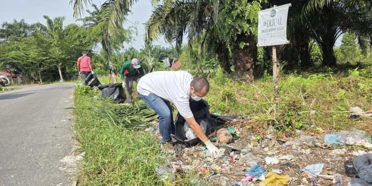 Peringatan Hari Lingkungan Hidup dengan Aksi Bersih TPS Illegal di Umban Sari Atas Rumbai