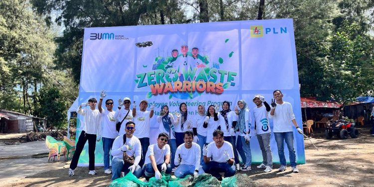 Dorong Kesadaran Lingkungan Bersama PLN UID Sumatera Barat Wujudkan Aksi Peduli di Pantai Air Manis