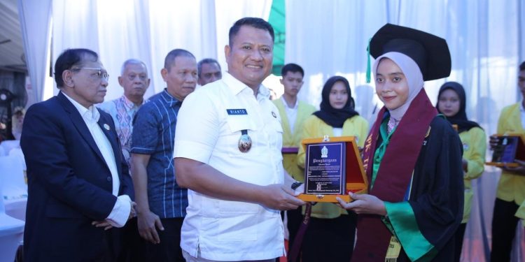 Wakil Bupati Asahan Menghadiri Wisuda Sarjana dan Pascasarjana Universitas Asahan