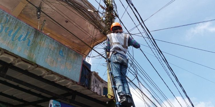 Akselerasi Penataan Jaringan Tertibkan Kabel FO di Jalan Khatib Sulaiman Padang Panjang