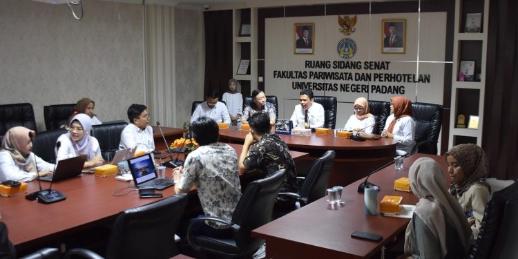 Jajaki Kerja Sama Strategis dalam Bidang Pariwisata Antara UNP dan Opus Bay Batam Singapura