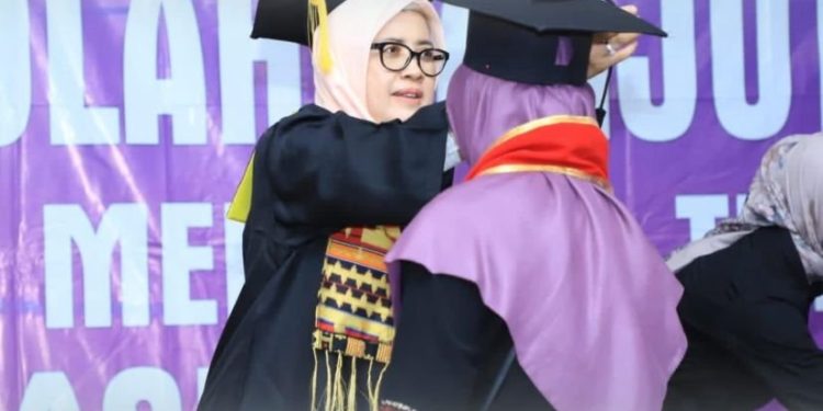 Ketua TP PKK Tulang Bawang Hadiri Wisuda Sekolah Lansia sebagai Bukti Kepedulian Usia Senja