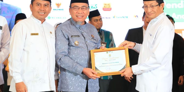 Maigus Nasir Dapat Penghargaan Menag RI, Pemko Padang Diakui dalam Program Kota Zakat Wakaf