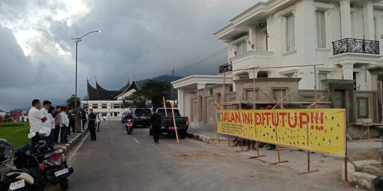Pemkot Segel Akses Masuk Perum Siti Naiman Karena Langgar Perda