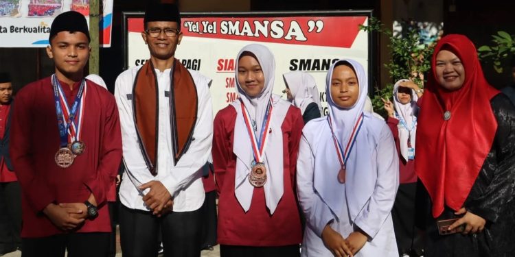 Apresiasi Tiga Pelajar SMAN 1 Sawahlunto Raih Medali di Kejuaraan Tenis TDP Junior
