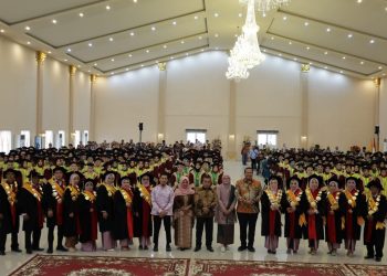 Wisuda UNISBAR dihadiri Wako Pariaman: Tenaga Kesehatan Muda Jadi Garda Terdepan Bangsa