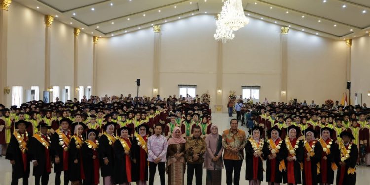 Wisuda UNISBAR dihadiri Wako Pariaman: Tenaga Kesehatan Muda Jadi Garda Terdepan Bangsa