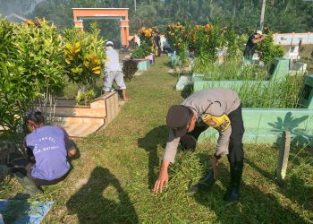 Gugur Gunung di TPU Pering Pererat Sinergi Polsek Bunguran Timur dengan Warga Lewat Aksi Nyata