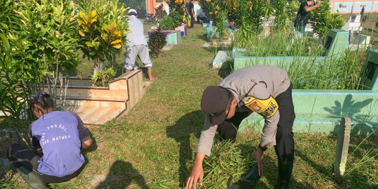 Gugur Gunung di TPU Pering Pererat Sinergi Polsek Bunguran Timur dengan Warga Lewat Aksi Nyata