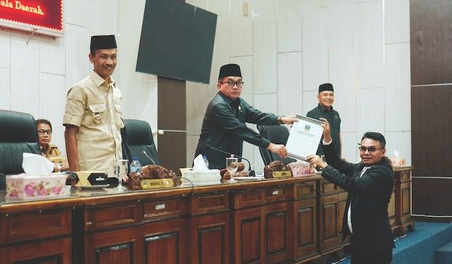 Nota Pengantar Rancangan Perubahan KUA dan PPAS APBD 2025 Diterima DPRD Solok Selatan