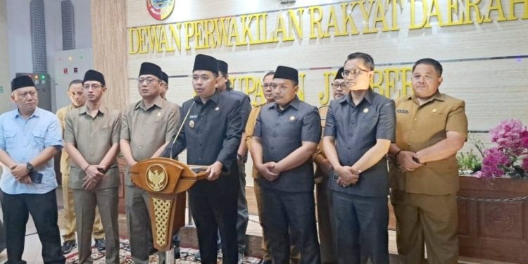 BBM Sulit, Bupati Jember Keluarkan Surat Edaran untuk Pegawai dan Anak Sekolah