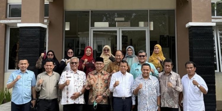 Pimpinan UNP Melakukan Kunjungan ke Sentra Rendang di Kota Padang