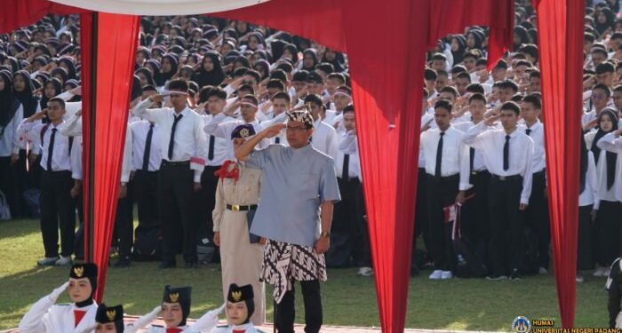 Rektor UNP Pimpin Upacara HUT Kemerdekaan RI ke-80