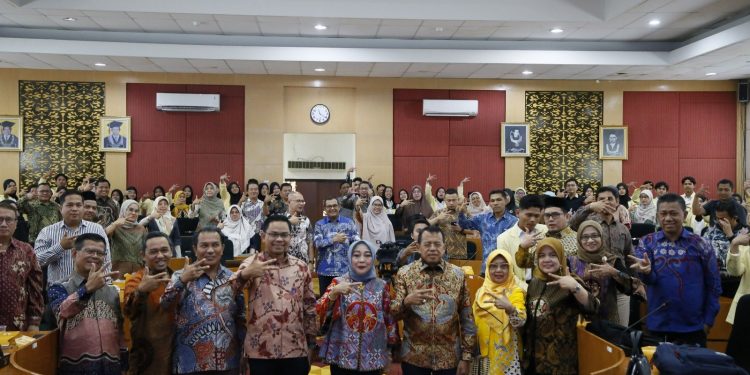 Staf Ahli Menekraf Berikan Kuliah Umum untuk Dorong Pertumbuhan Sektor Kreatif UNP