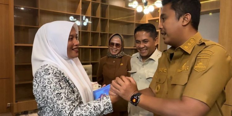 Bidan Dona Lubis, Penyeberang Arus Deras Demi Pasien, Nakes Teladan Sumbar 2025