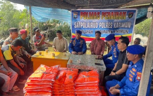 Satpolairud Polres Karimun Bagikan 100 Pelampung kepada Nelayan untuk Keselamatan Laut