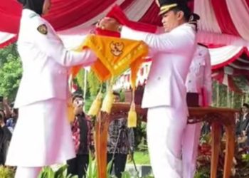 Pimpin Pengibaran Bendera HUT RI ke-80 di Pulang Pisau oleh Bupati Ahmad Rifa’i