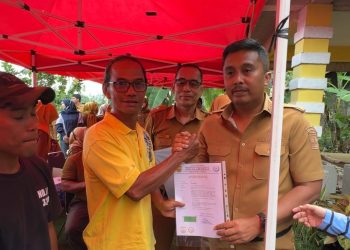 Bantuan Indukan dan Pakan Lele untuk Pembudidaya di Pariaman oleh Pemprov Sumbar