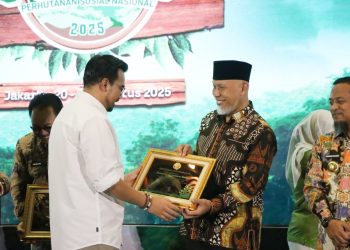 Gubernur Terima Penghargaan PeSoNa 2025, Sumbar Provinsi Terbaik Perhutanan Sosial