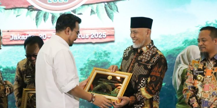 Gubernur Terima Penghargaan PeSoNa 2025, Sumbar Provinsi Terbaik Perhutanan Sosial