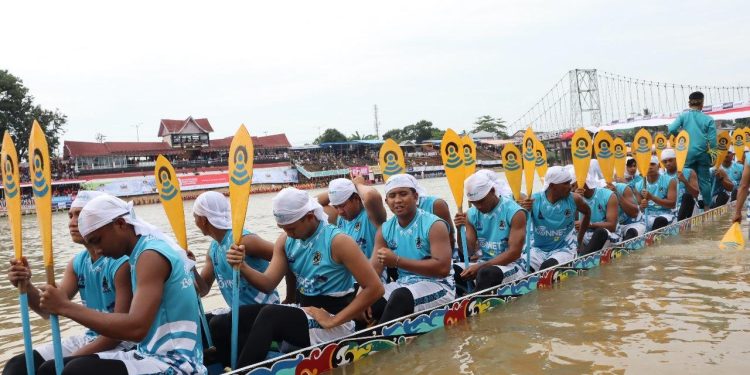 Dukung Tradisi Pacu Jalur, Sponsori Tim Sultan Sakti Bakung Batuah di Taluk Kuantan 2025