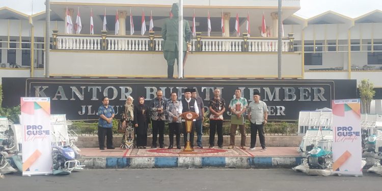 Dukungan Swasembada Pangan Pemkab Jember Serahkan Bantuan 52 Alat Pertanian