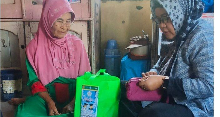 Dosen Tersentuh, Bantu Rehabilitasi Rumah Lansia Tidak Layak Huni
