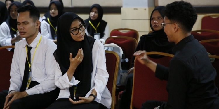 Juru Bahasa Isyarat Untuk Mahasiswa Disabilitas di PKKMB 2025 UNP