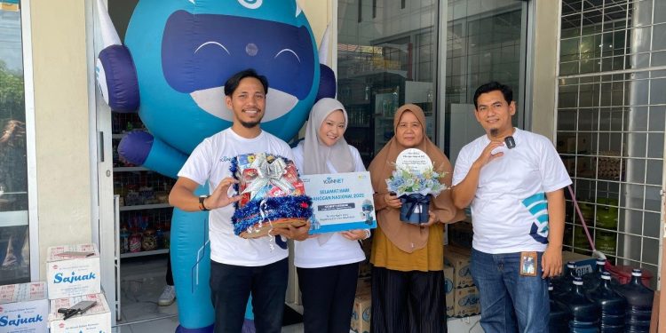 Rayakan Hari Pelanggan Nasional dengan Souvenir untuk Pelanggan ICONNET di Kota Padang