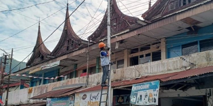 Layanan Internet Optimal, Pemeliharaan Kabel Fiber Optik di Pasar Sawahlunto