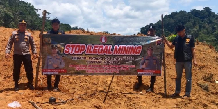 Cegah Penambangan Ilegal, Satgas Polres Solok Selatan Pasang Larangan PETI di Lokasi