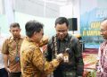 Rektor UNP Dinobatkan Sebagai Orang Tua Asuh Kampung KB oleh BKKBN Sumbar