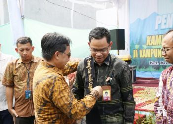 Rektor UNP Dinobatkan Sebagai Orang Tua Asuh Kampung KB oleh BKKBN Sumbar