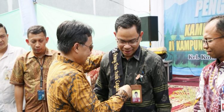 Rektor UNP Dinobatkan Sebagai Orang Tua Asuh Kampung KB oleh BKKBN Sumbar