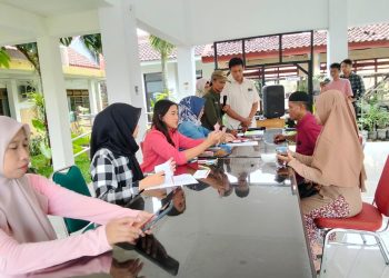 Penyaluran Honor Guru Ngaji, Tiga Guru Kitab di Kelurahan Sumbersari Menerima
