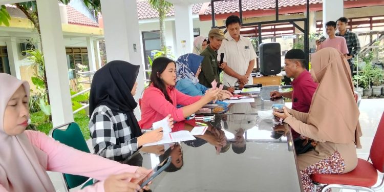 Penyaluran Honor Guru Ngaji, Tiga Guru Kitab di Kelurahan Sumbersari Menerima