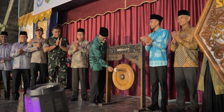 Gubernur Mahyeldi Hadiri Batik Birru ke 14 di SMA Negeri 1 Padang Panjang dengan 4200 Peserta dari Seluruh Indonesia