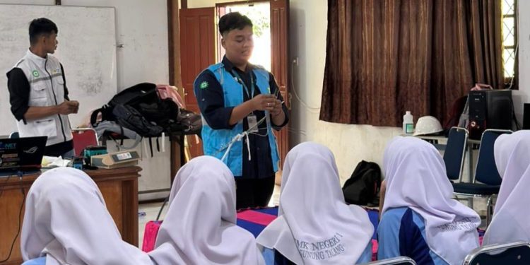 Penguatan Kompetensi Digital Pembekalan Siswa SMK tentang Teknologi Fiber Optik