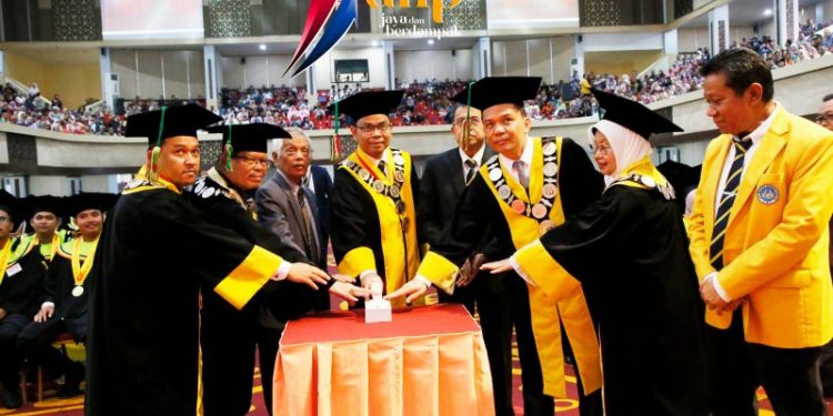 Logo Dies Natalis ke-71 UNP Hiasi Wisuda ke-140 Hari Ketiga Secara Resmi Diluncurkan