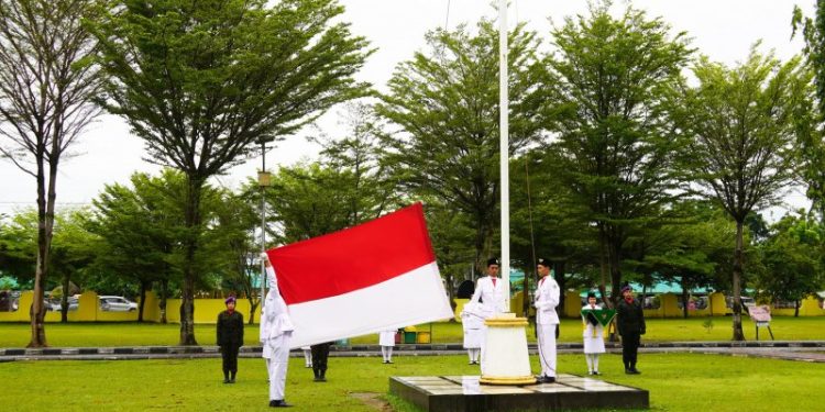 Upacara Hari Pahlawan di Universitas Negeri Padang Pupuk Nilai Keteladanan dan Nasionalisme