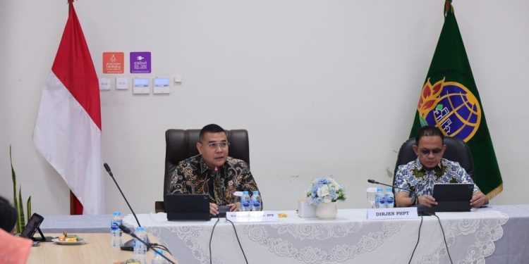Pimpin Monev Penyelesaian Layanan Pertanahan, Wamen Ossy: Selesaikan Berkas Masyarakat