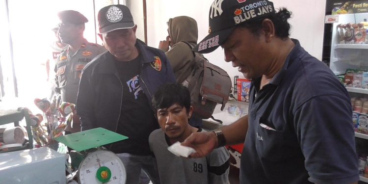 Sabu dalam Kerupuk Sanjai, Satresnarkoba Bukittinggi Tangkap Pengirim di Agam