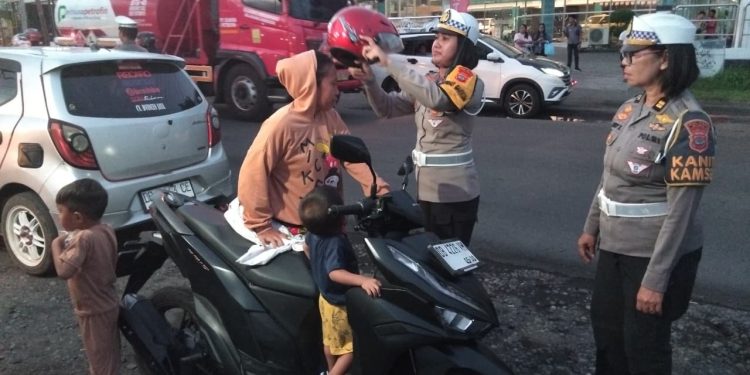 Operasi Zebra Hari Pertama, Sat Lantas Polres Bitung Tunjukkan Wajah Humanis dengan Helm Simpatik
