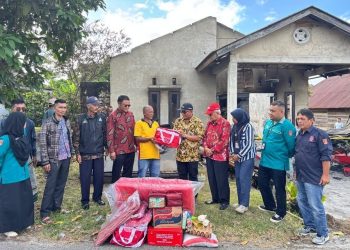 Dinsos Agam Bantu Korban Kebakaran di Koto Hilalang, Villa Erdi Apresiasi Tindakan Ini