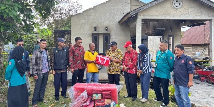 Dinsos Agam Bantu Korban Kebakaran di Koto Hilalang, Villa Erdi Apresiasi Tindakan Ini