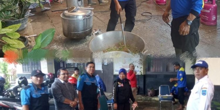 Dukungan Personil Tagana Sawahlunto untuk Dapur Umum Bencana Banjir di Solok