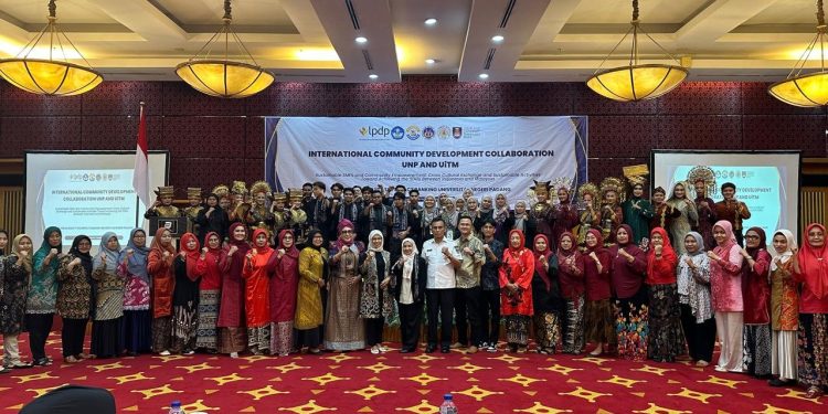 Kolaborasi Pengabdian Internasional UNP dan UiTM Malaysia Perkuat UMKM dan Pertukaran Budaya
