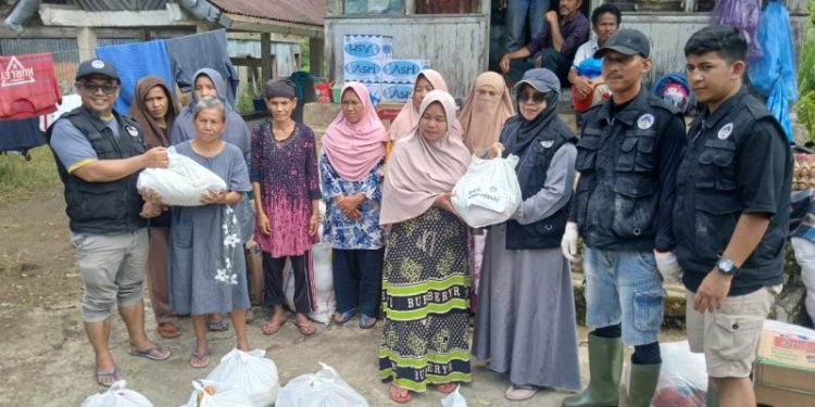 Bantuan UNP Tersalurkan ke Tiga Titik Pengungsian di Sungai Batang dan Kubu Gadang